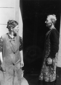 221140 Afbeelding van twee vrouwen in de deuropening van een huis in (waarschijnlijk) Wijk C te Utrecht.